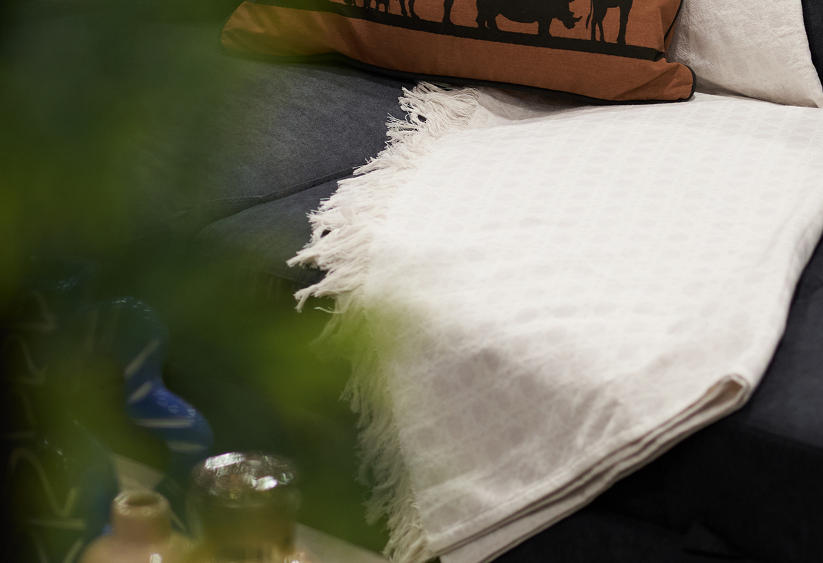 Απεικονίζεται το ριχτάρι πάνω σε έναν καναπέ.